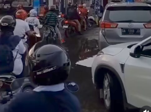 Jalur Pengisian Pertamax di SPBU Kertak Hanyar Dipenuhi Pengendara