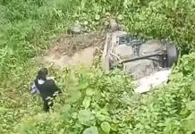 Sebuah Mobil 'Terjun' ke Bawah Jembatan Tiung