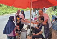 Berkah di Tepi Jalan Lintas: Kisah Gusti, Penjual Gorengan 4 Tahun di Masjid Al Hijriyah