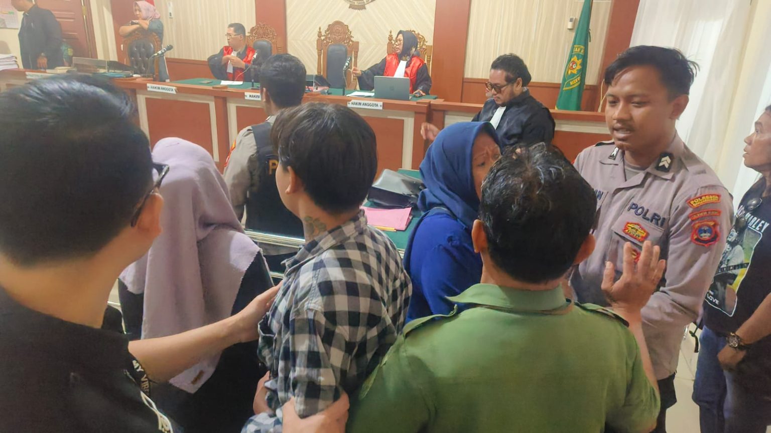 Sidang Pembunuhan Tiga Nyawa di PN Banjarmasin Memanas, Keluarga Korban Emosi Nyaris Pecah Keributan