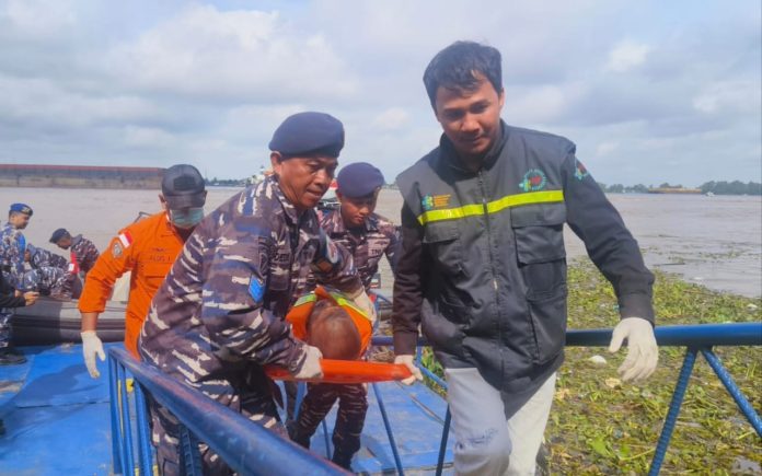 Latgab SAR Lanal Banjarmasin Simulasikan Tabrakan Kapal &amp; Kebakaran di Sungai Barito!