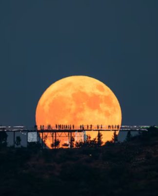 Besok Fenomena Supermoon Emas Hiasi Langit! Ini Tips Menyaksikan Golden Supermoon