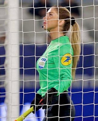 Wasit Manuela Nicolosi Kesal Karier Terhambat karena Dicap 'Terlalu Mencolok'