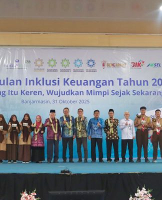 Tingkatkan Literasi Keuangan Banua, Ketua TP PKK Hj. Fathul Jannah Setor Uang ke Bank Kalsel Disaksikan 3 Cucunya