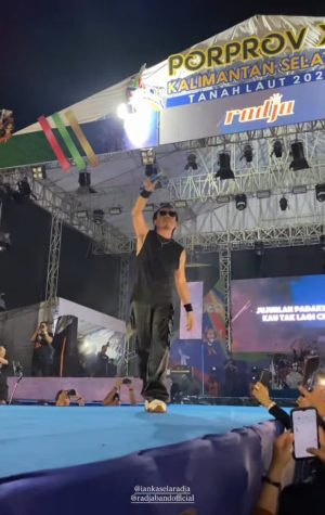 Band Radja Meriahkan Pembukaan Porprov XII Kalsel, Ian Kasela Ajak Bupati Tanah Laut Nyanyi Bareng