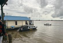 Diterjang Gelombang, Belasan Penumpang Terjatuh dari Kelotok di Sungai Barito