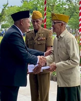Bupati HST Pimpin Upacara Hari Pahlawan, Serahkan Tali Asih kepada Veteran
