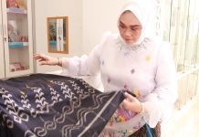 Ketua Dekranasda Andi Irmayani Rudi Latif Dorong Pengrajin Tenun Tanah Bumbu Terus Berinovasi
