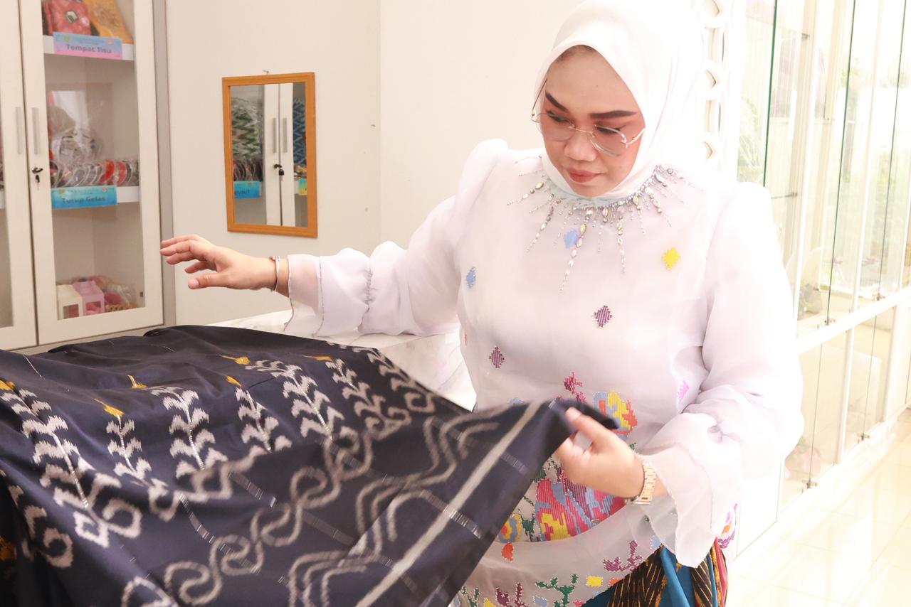 Ketua Dekranasda Andi Irmayani Rudi Latif Dorong Pengrajin Tenun Tanah Bumbu Terus Berinovasi