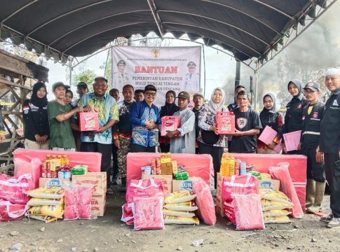 Gerak Cepat, Pemkab HST Salurkan Bantuan untuk Korban Kebakaran di Binjai Pirua