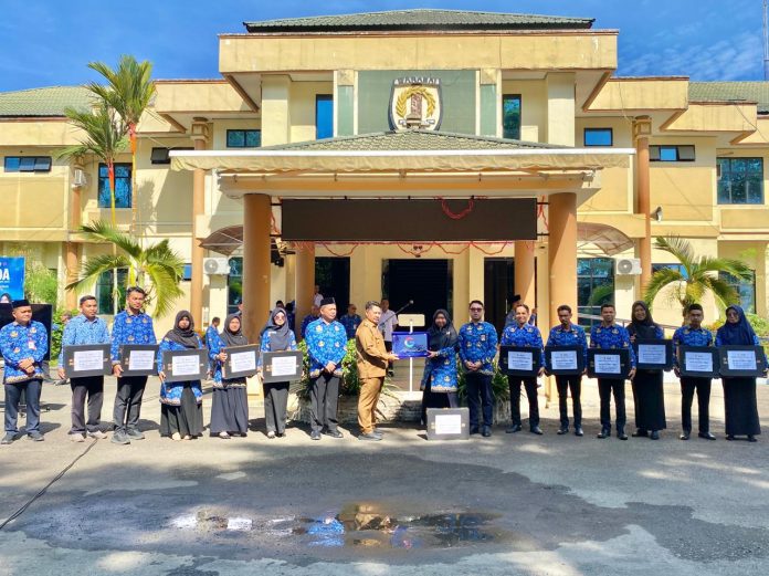 Bupati HST Apresiasi SMPN 1 Barabai dan 14 Guru Bersertifikat Google Level 2
