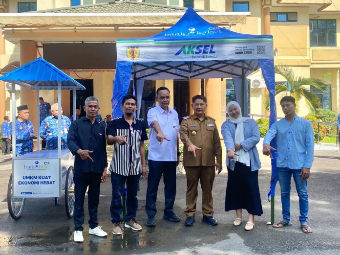 Kolaborasi Pemkab HST dan Bank Kalsel: Puluhan Tenda dan Gerobak Diserahkan ke PKL