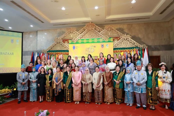 Dampingi Istri Wapres, Gubernur H. Muhidin dan Hj. Fathul Jannah Turut Buka Women's Internasional Club Jakarta (WIC) 2025