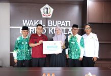 Wabup Herman Susilo Serahkan 2 Beasiswa Kuliah Luar Negeri ke Mahasiswa Berprestasi Batola