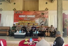 Warga Desa Padang Luas Curhat Soal Keamanan Lingkungan Saat "Jumat Curhat" Bareng Kapolda Kalsel