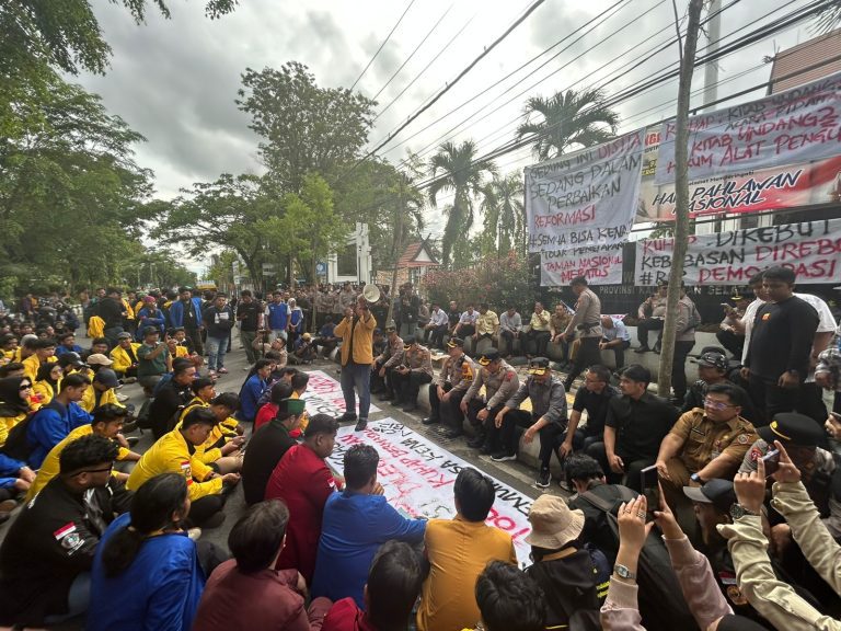 Mahasiswa Se-Kalsel Geruduk DPRD, 6 Tuntutan Menggema di Tengah Pengawalan Ketat Polisi