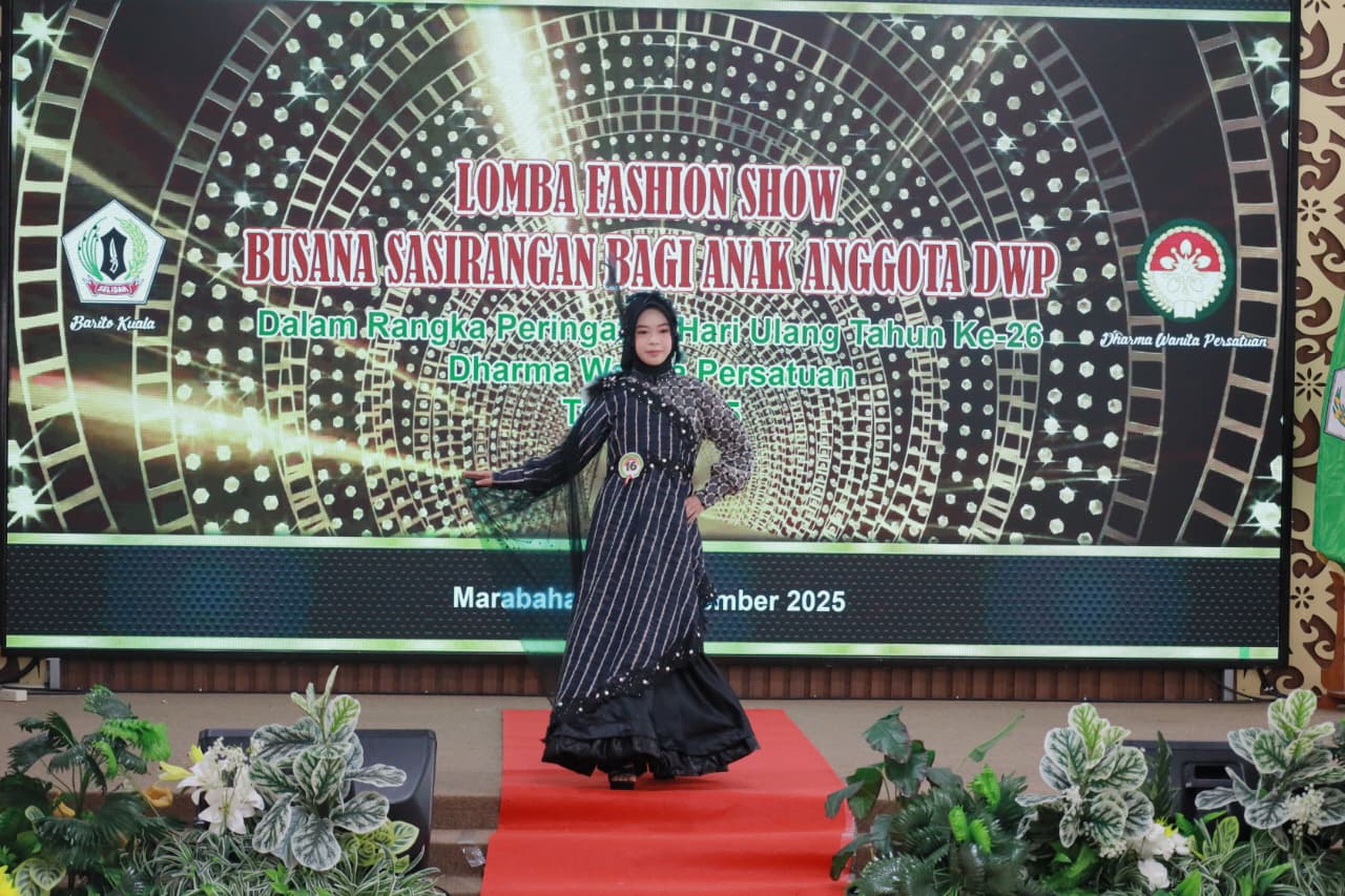 Peringati HUT ke 26 Dharma Wanita, DWP Batola Gelar Lomba Peragaan Busana Sasirangan dan Membuat Tas Purun