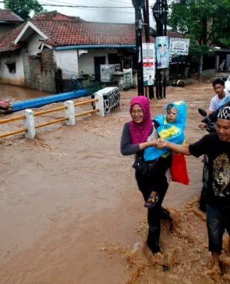 GAWAT! Korban Banjir Pidie Jaya Krisis Makanan &amp; Air Bersih, Warga Menangis Minta Bantuan Darurat