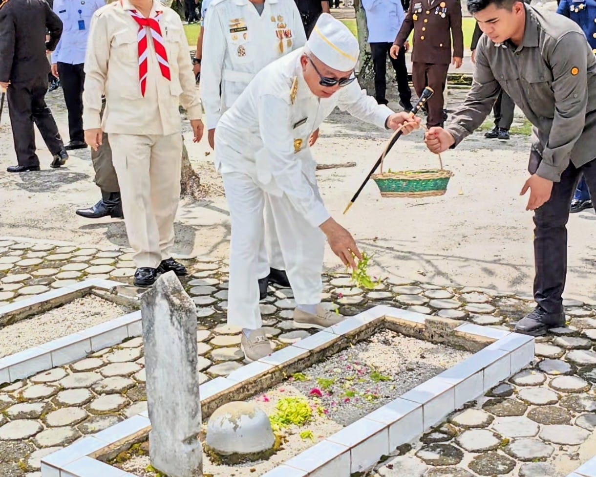 Gubernur Kalsel Pimpin Ziarah ke Makam Pahlawan Bumi Kencana di Hari Pahlawan