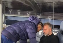 Flick Terlihat Hampir Menangis, Raphinha Datang Tenteramkan — Momen Viral di Barca