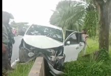 Mobil Putih Hantam Pagar Jembatan Beton di Puntik, Warga Kaget Saksikan Detik-detik Kecelakaan