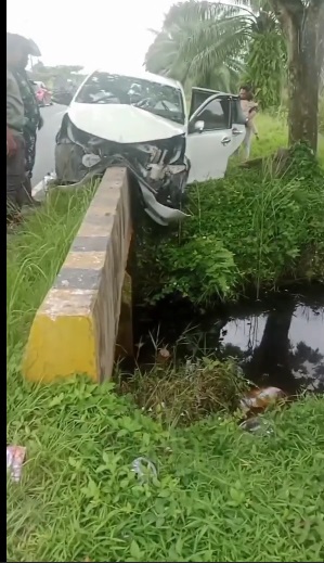 Mobil Putih Hantam Pagar Jembatan Beton di Puntik, Warga Kaget Saksikan Detik-detik Kecelakaan