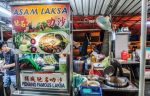 GILA! Penjual Laksa Nekat Campur Tisu &amp; Koran demi Kuah Kental, Netizen Auto Mual!