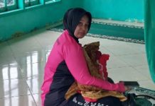 Haru di Tangah Bancana! Aksi Ibu Bhayangkari Susui Bayi Korban Longsor di Tapanuli Selatan