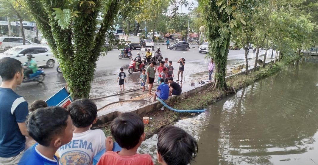 Warga RT 26 Gotong Royong Kuras Genangan Air di Jalan A Yani km 6
