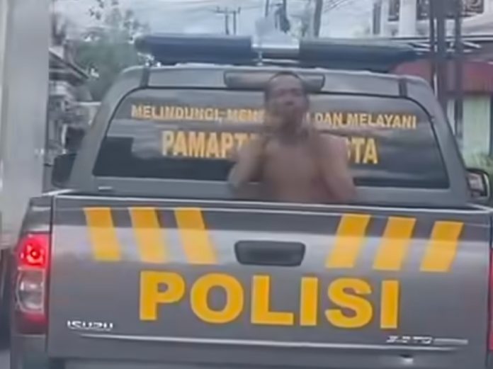 Pria Diduga ODGJ Tak Pakai Baju di Jalan Sultan Adam
