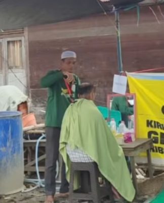 Ada Cukur Gratis di Posko Jaro untuk Jemaah 5 Rajab