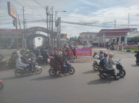 Dermawan Berbagi! Ribuan Jemaah Haul Guru Sekumpul Serbu BBM Gratis di SPBU KM 14 Gambut, Motor Antre Panjang