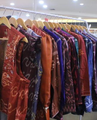Tanah Bumbu Usung Tenun Pagatan di BSCF 2025