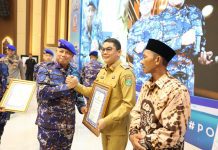 Bupati Tanah Bumbu Andi Rudi Latif Terima Penghargaan di HUT ke-75 Polairud