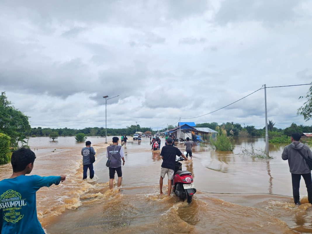 Banjir Kepung Jalan Bypass Mali-Mali Banjar, Motor Mogok Dipaksa Didorong di Tengah Derasnya Air
