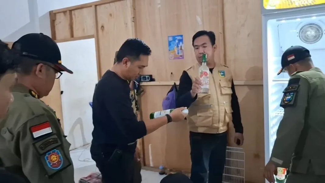 Satpol PP Tanah Laut  Geledah Ruko di Jalan Parit, Amankan Puluhan Miras Ilegal Berbagai Merk