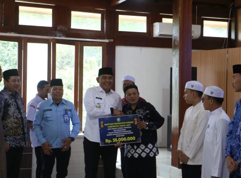 Pemkab Tanah Laut Serahkan Bantuan Pendidikan Keagamaan, 'Benteng Moral'