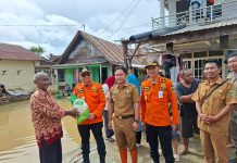 Pemkab Tabalong Salurkan Bantuan untuk Korban Terdampak Banjir di Desa Kapar