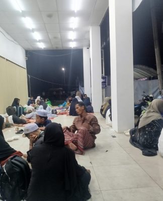 Lelah Saat Pulang! Indomaret di Komplek Citra Jadi Tempat Rebahan Jamaah 5 Rajab di Tengah Kepadatan Jalan