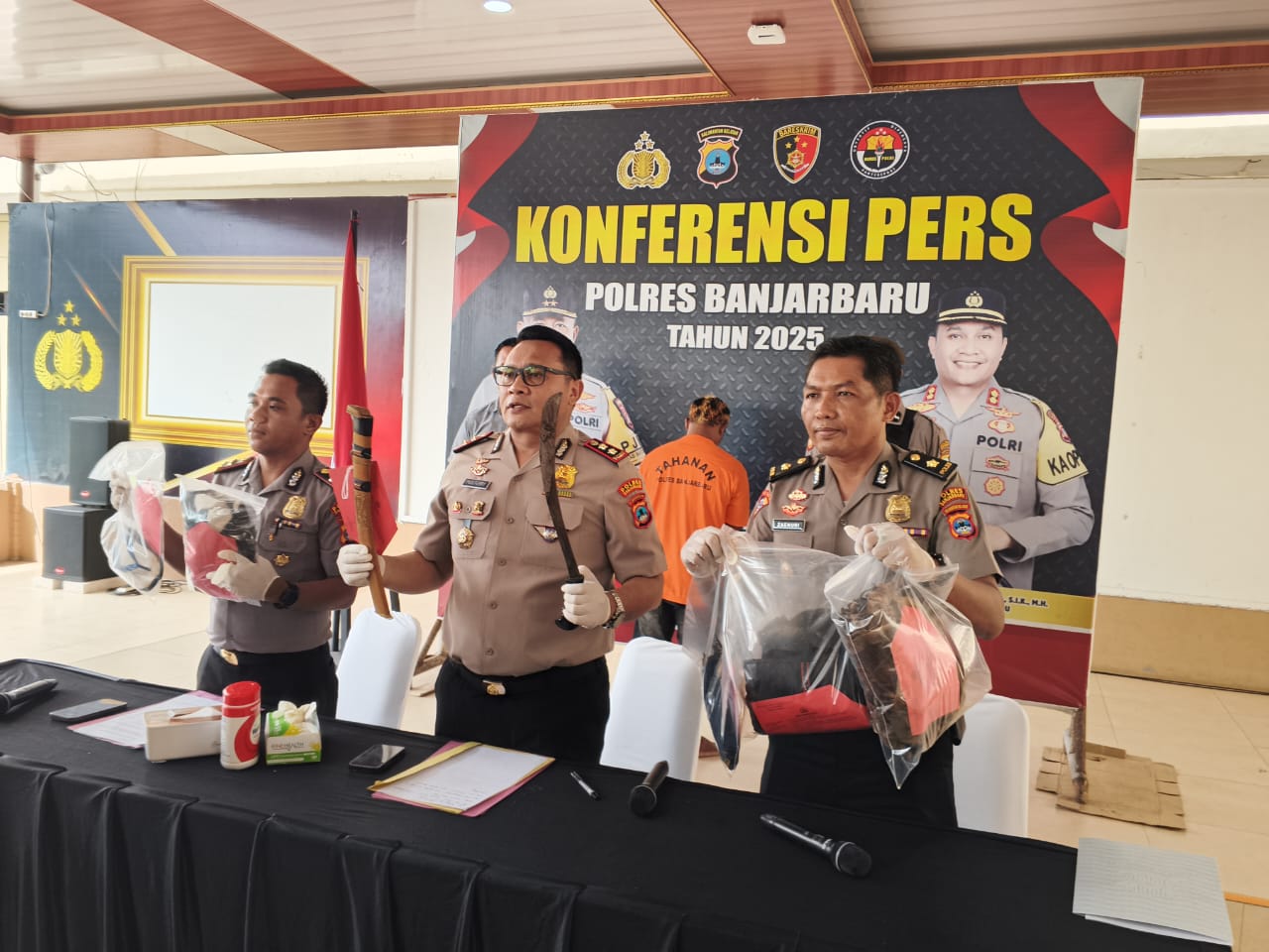 Kapolres Banjarbaru, AKBP Pius X Febry Aceng Loda, saat memperlihatkan