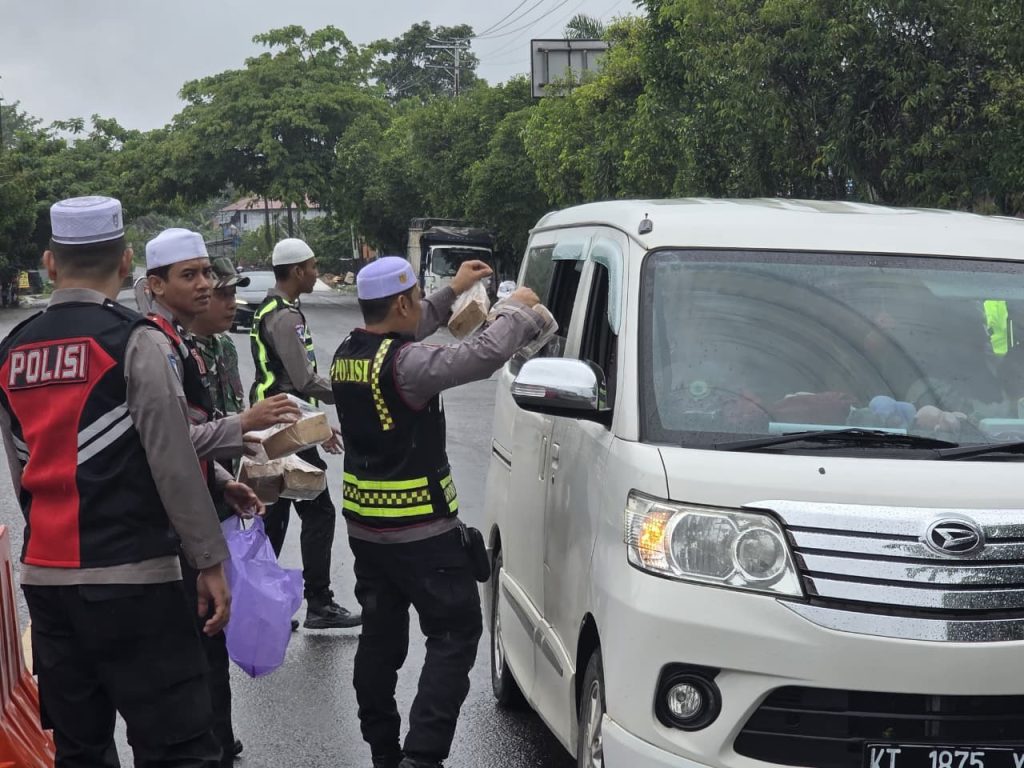Humanis dan Peduli! Polres Tabalong Bagikan Bingkisan untuk Jamaah Haul 5 Rajab di Rest Area Islamic Center