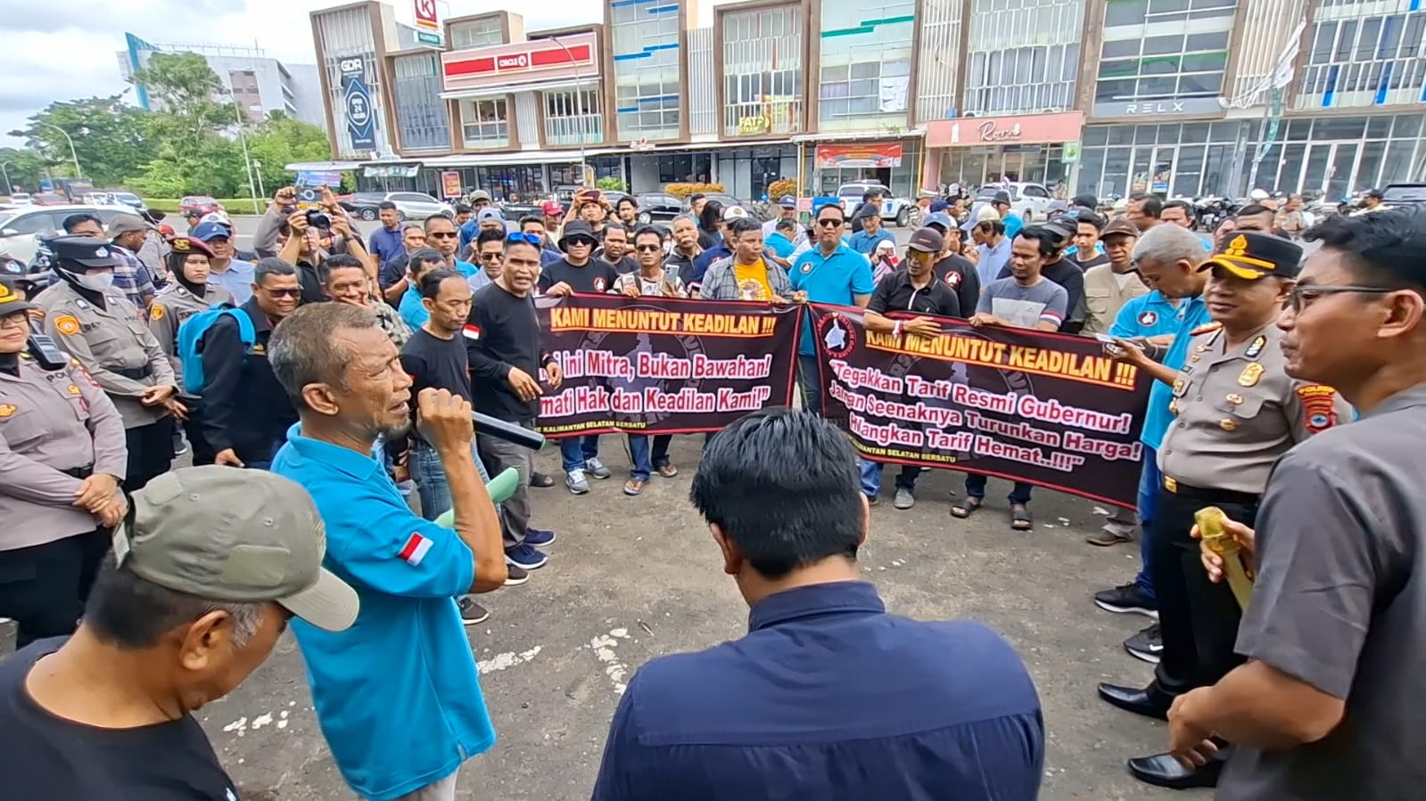Sopir Taksi Online Kalsel Geruduk Kantor Aplikator, Desak Tarif Dinaikkan Sesuai Aturan