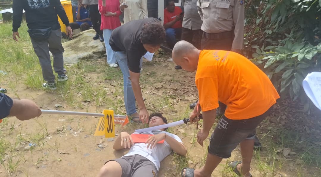 Reka ulang yang diperagakan tersangka kasus pembunuhan