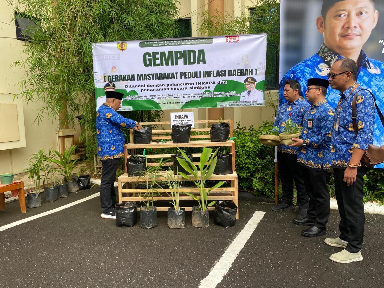 Samsul Rizal, memimpin penanaman bibit cabai