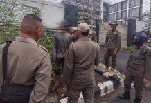 Pak Ogah Kedapatan Bawa Minuman Beralkohol di Depan ULM Banjarbaru