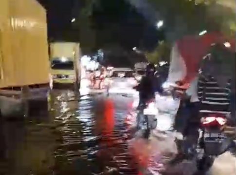 Air Pasang Genangi Jalan Jafri Zamzam, Pengendara Harus Waspada
