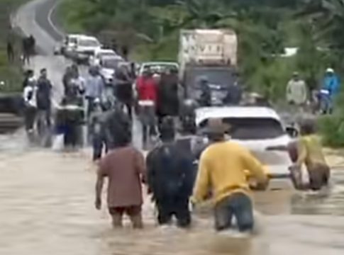 Banjir, Mobil Mogok di Jalan Alternatif Banjarbaru-Batulicin