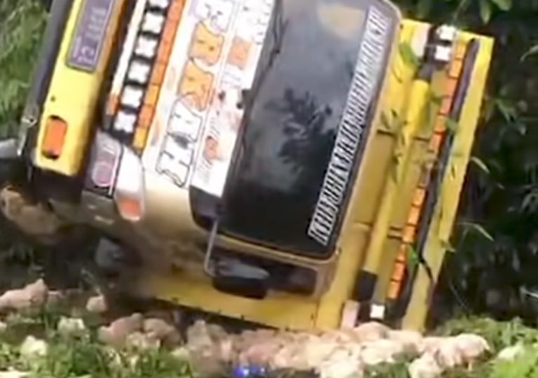 Truk Terbalik di Jalur Alternatif Banjarbaru-Batulicin