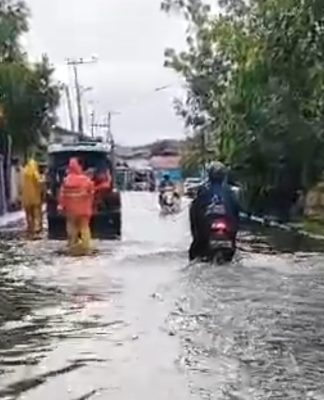 Banjir Capai Lutut di Jalan Flamboyan, Banyak Sepeda Motor Mogok
