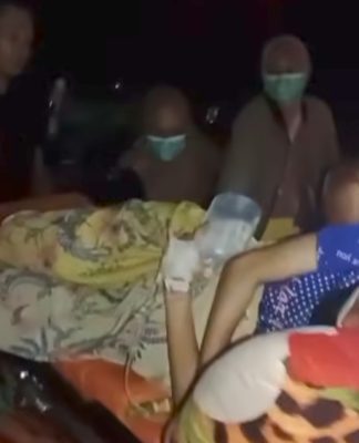 Dramatis Penyelamatan Ibu Hamil Saat Banjir di Kecamatan Juai